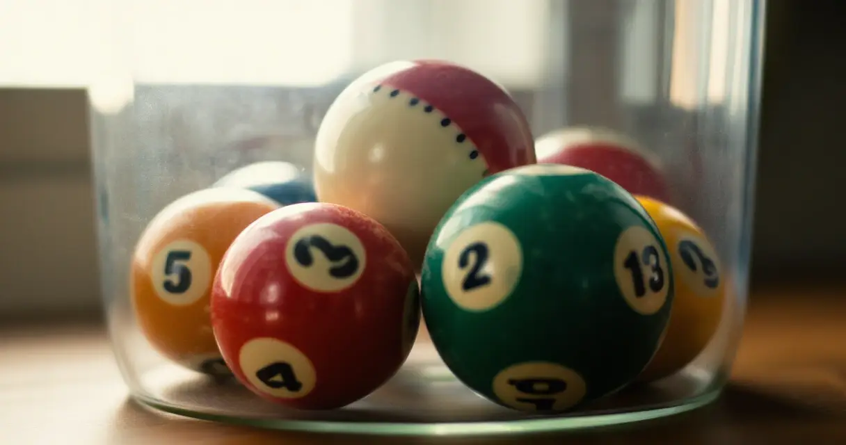 Eurojackpot-tyyppiset numeropallot arvontakoneessa pehme&auml;ss&auml; luonnonvalossa